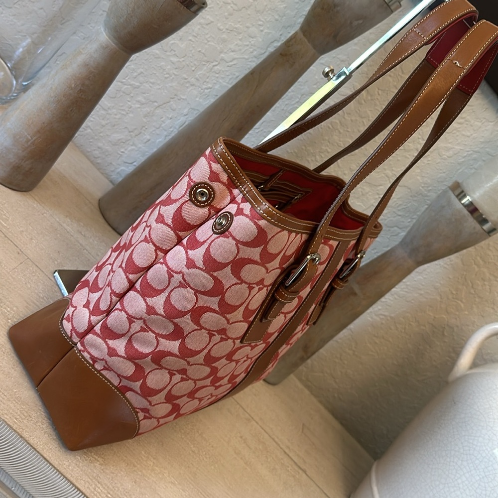 Coach Hamptons Signature C Tote Tan leather with contrast stitch EUC - Picture 8 of 10